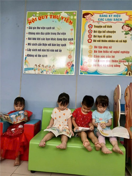 Giờ hoạt động phòng thư viện của các bé lớp Mầm 3